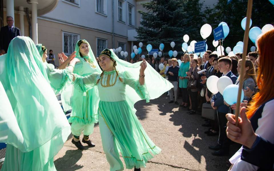 Ректор Нэлла Прусс говорит приветственное слово первокурсникам