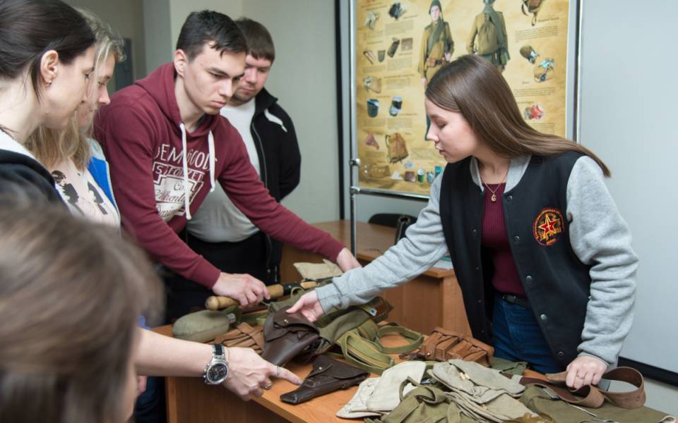 Участница поискового отряда легион показывает находки военного времени, найденные во&nbsp;время поисковых мероприятий