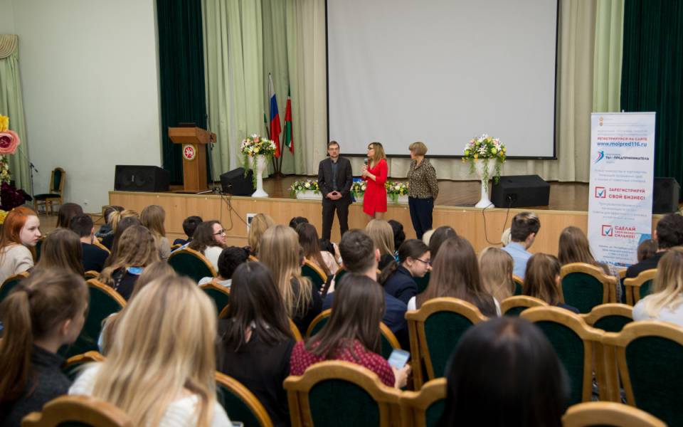 Участники молодежной ярмарки предпринимательских бизнес идей